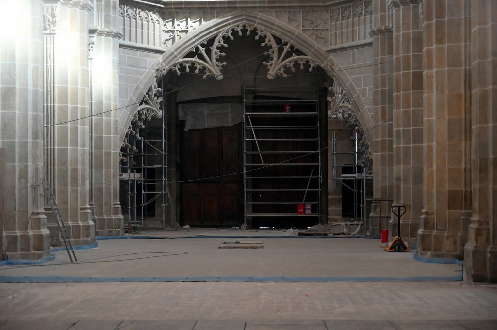 77 AUTUN - CATTEDRALE IN RESTAURO.JPG
